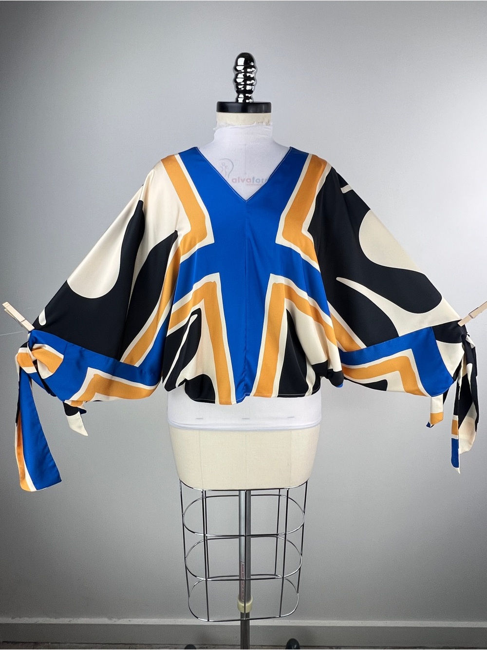 💚 3913. Blue, Cream & Black Geometric V-Neck Blouse